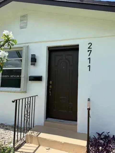 2711 Dewey St, Hollywood FL 33020