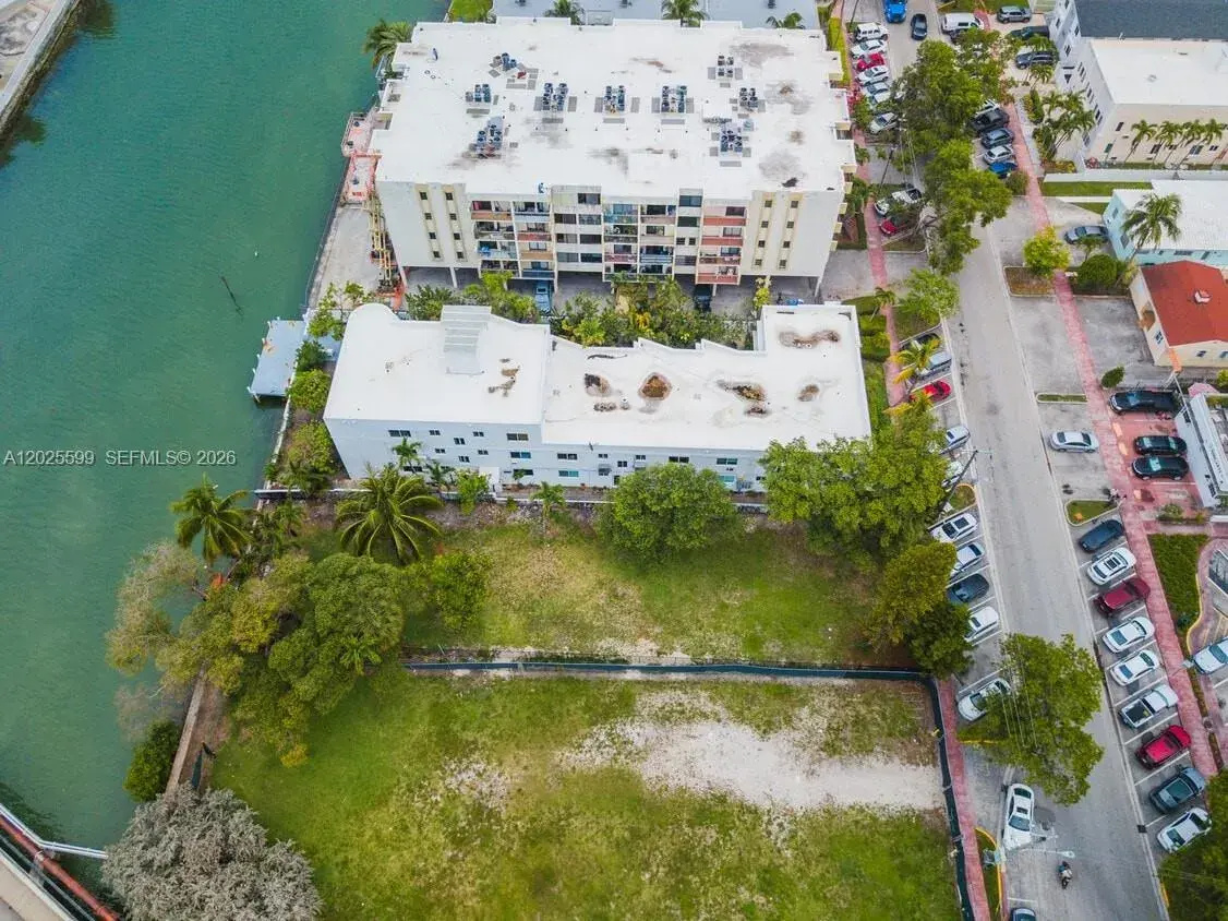 6949 Bay Dr, Miami Beach FL 33141