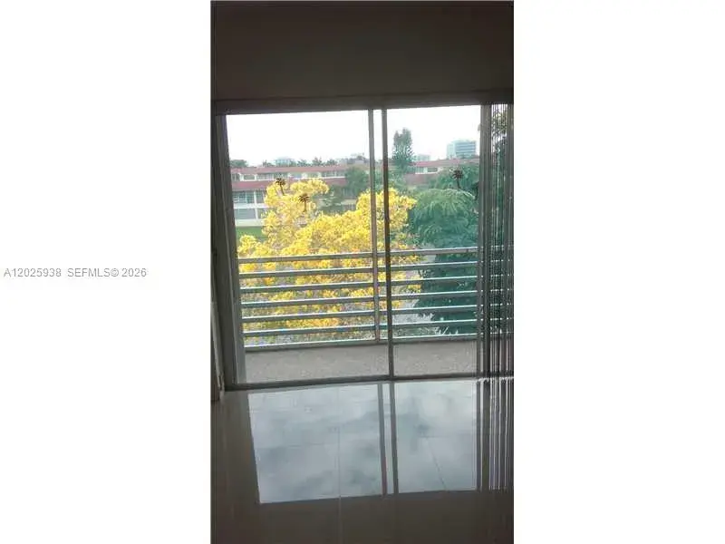 2 bedroom 1 bath Residential Lease for rent at 2880 NE 203rd St # B25, Aventura FL 33180