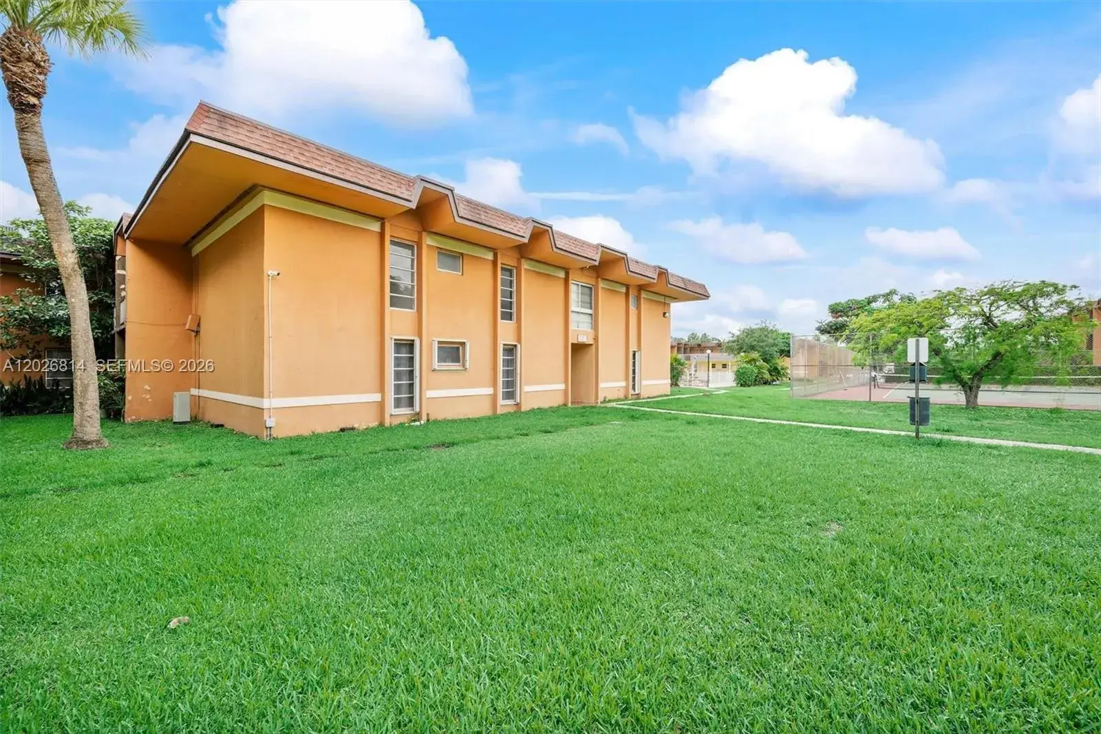 1 bedroom 1 bath Residential for sale at 9445 SW 76th St # U4, Miami FL 33173