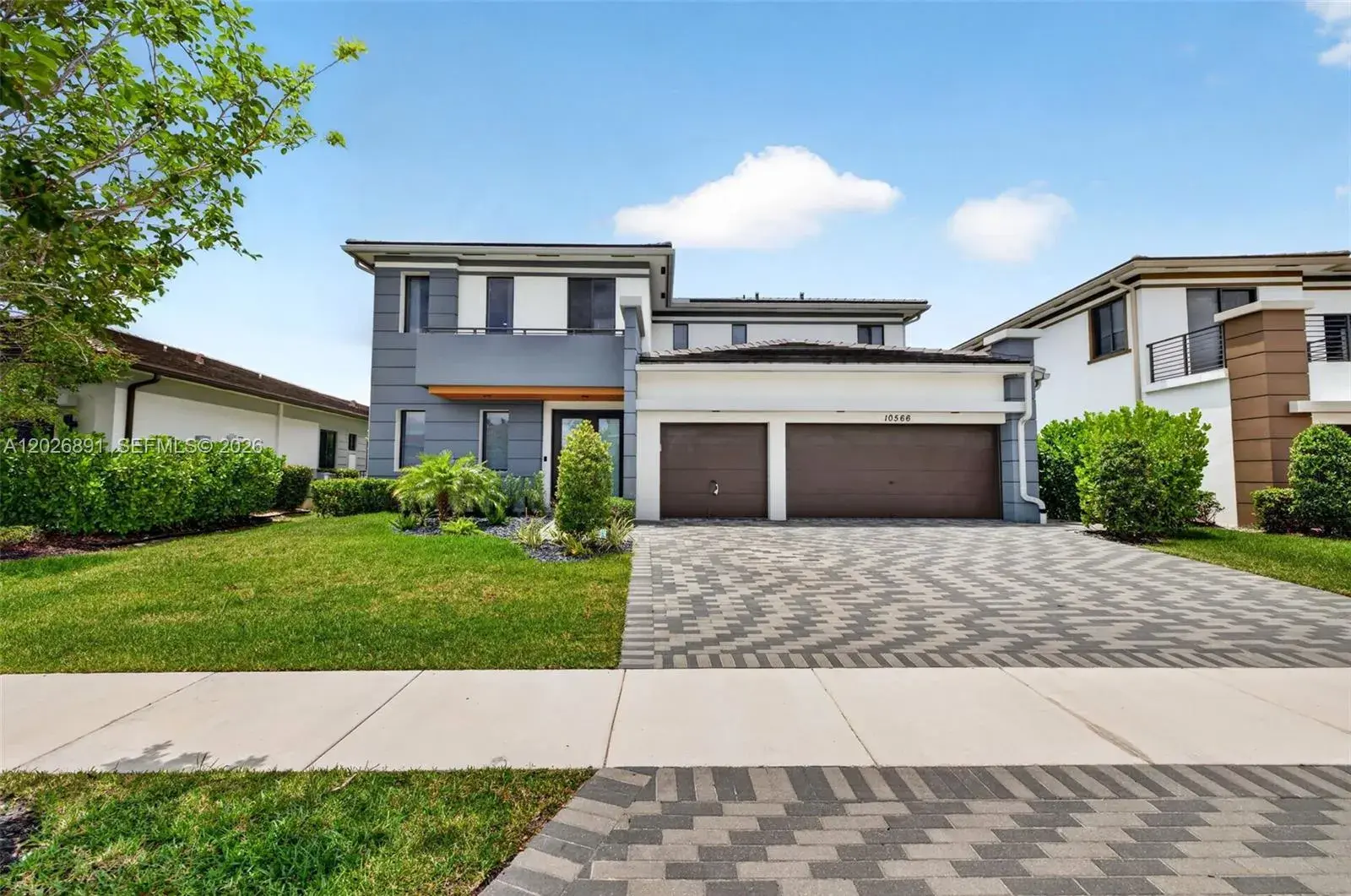 5 bedroom 4 bath Residential for sale at 10566 N Lago Vista Cir, Parkland FL 33076