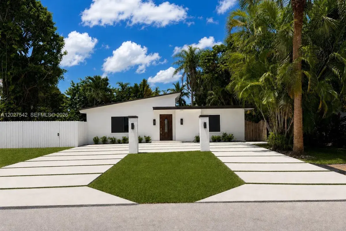 2627 NE 213th St, Miami FL 33180