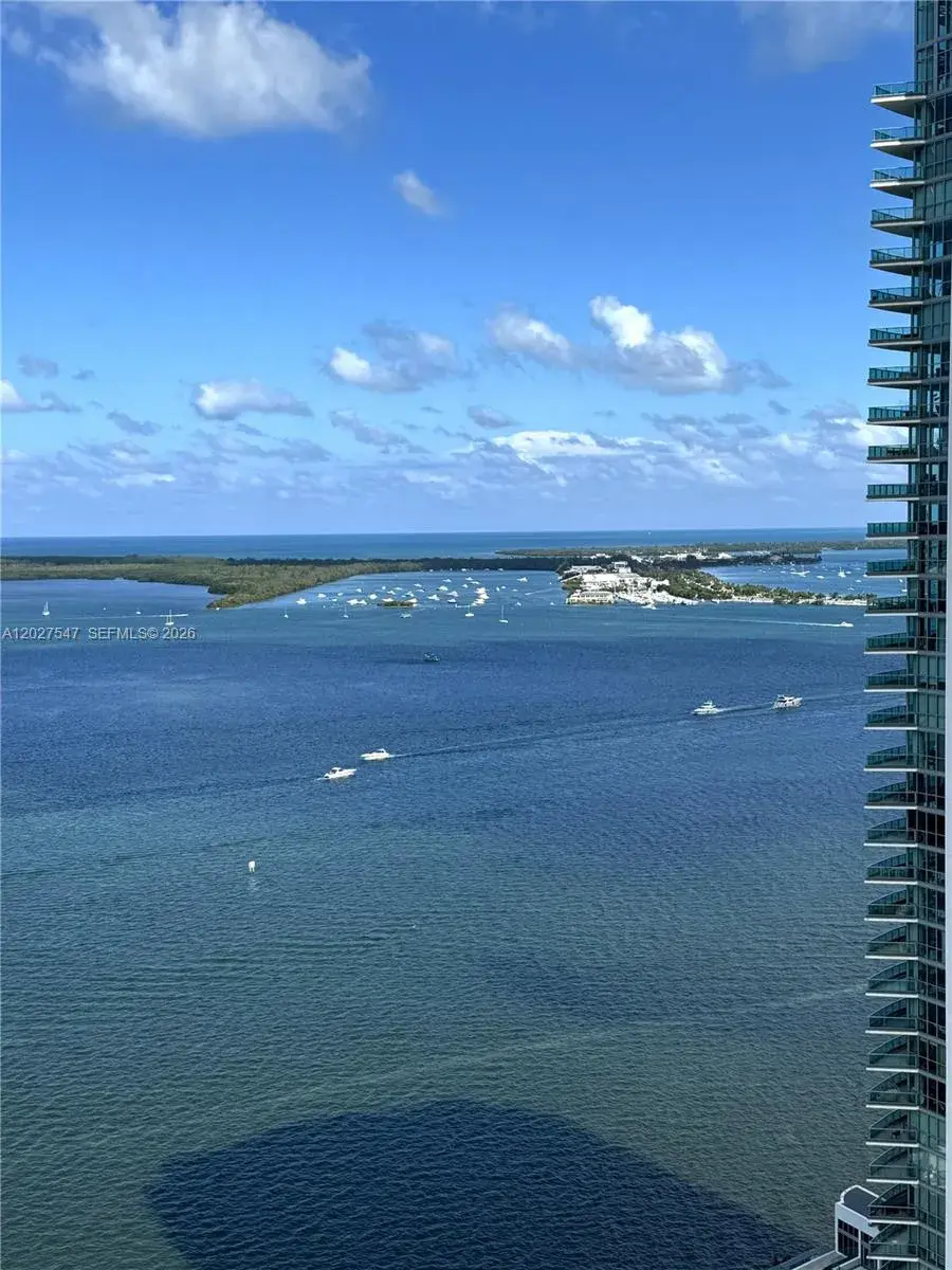 1 bedroom 1 bath Residential Lease for rent at 1200 Brickell Bay Dr # 3903, Miami FL 33131