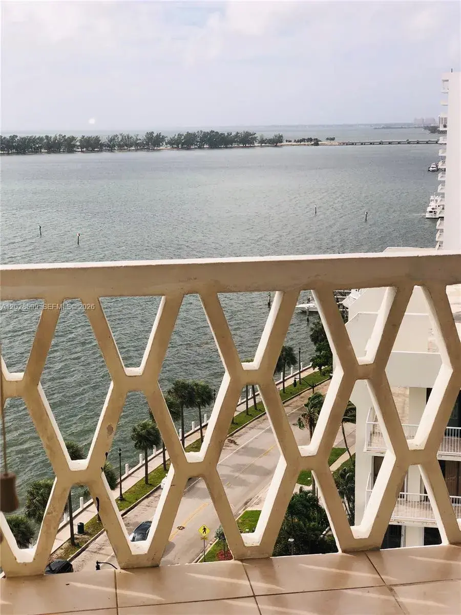 2 bedroom 2 bath Residential Lease for rent at 1430 Brickell Bay Dr # 5, Miami FL 33131