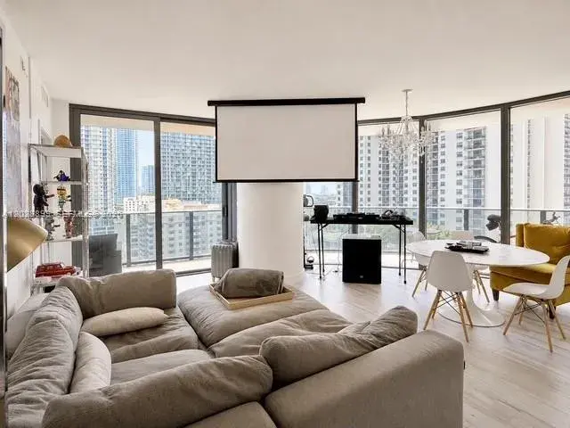 45 SW 9th St # 1506, Miami FL 33130