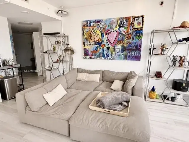 45 SW 9th St # 1506, Miami FL 33130