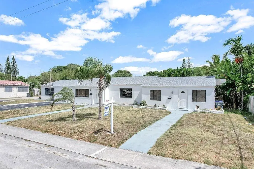 1 bedroom 1 bath Residential Lease for rent at 2415 Pierce St, Hollywood FL 33020