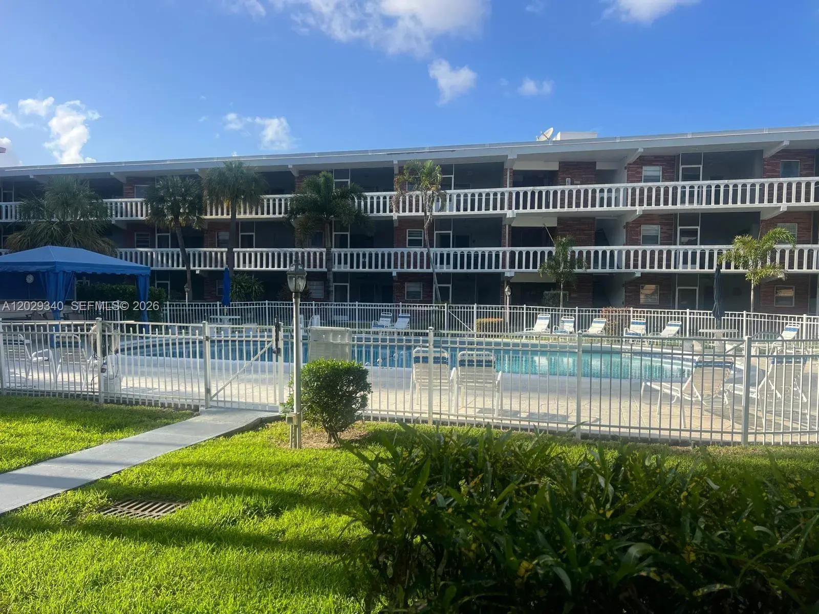 1 bedroom 1 bath Residential Lease for rent at 181 NE 14th Ave # 20A, Hallandale Beach FL 33009