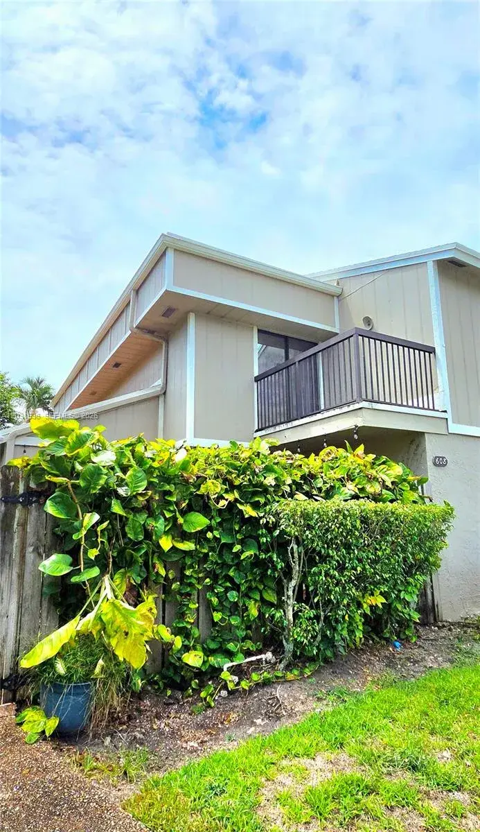 2 bedroom 2 bath Residential for sale at 608 Commodore Dr, Plantation FL 33325