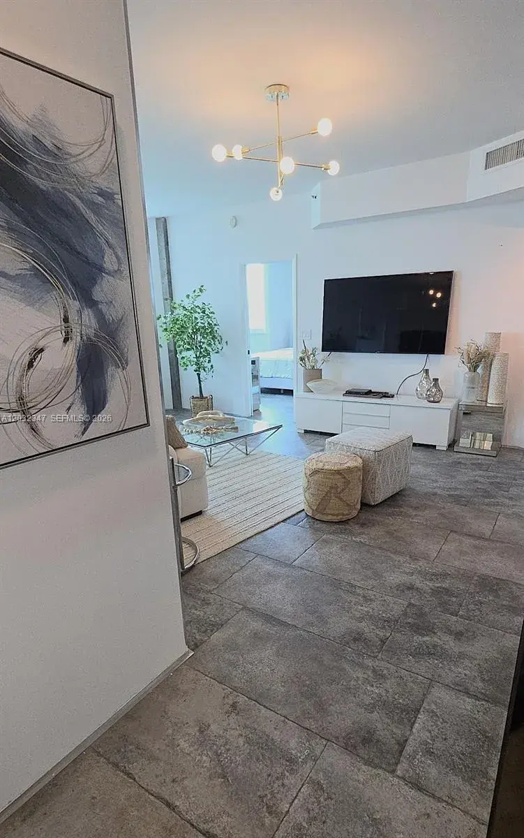 300 S Pointe Dr # 908, Miami Beach FL 33139