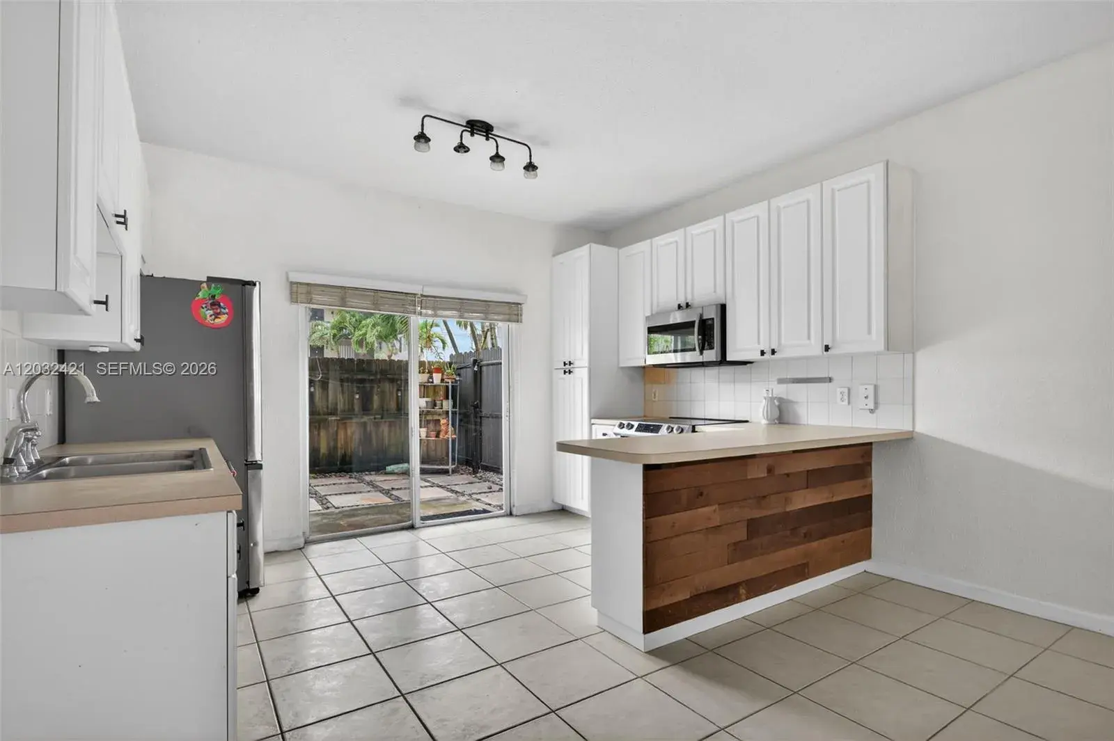 2 bedroom 2 bath Residential Lease for rent at 4902 Washington St # 4, Hollywood FL 33021