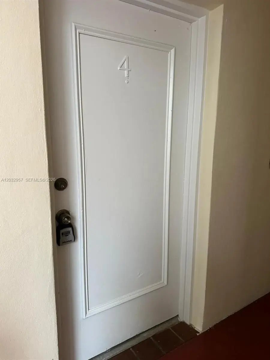 1 bedroom 1 bath Residential for sale at 2008 N Jackson St # B4, Hollywood FL 33020