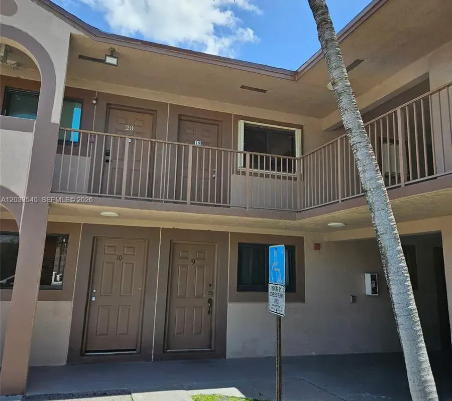 2348 W 56th St # 19, Hialeah FL 33016
