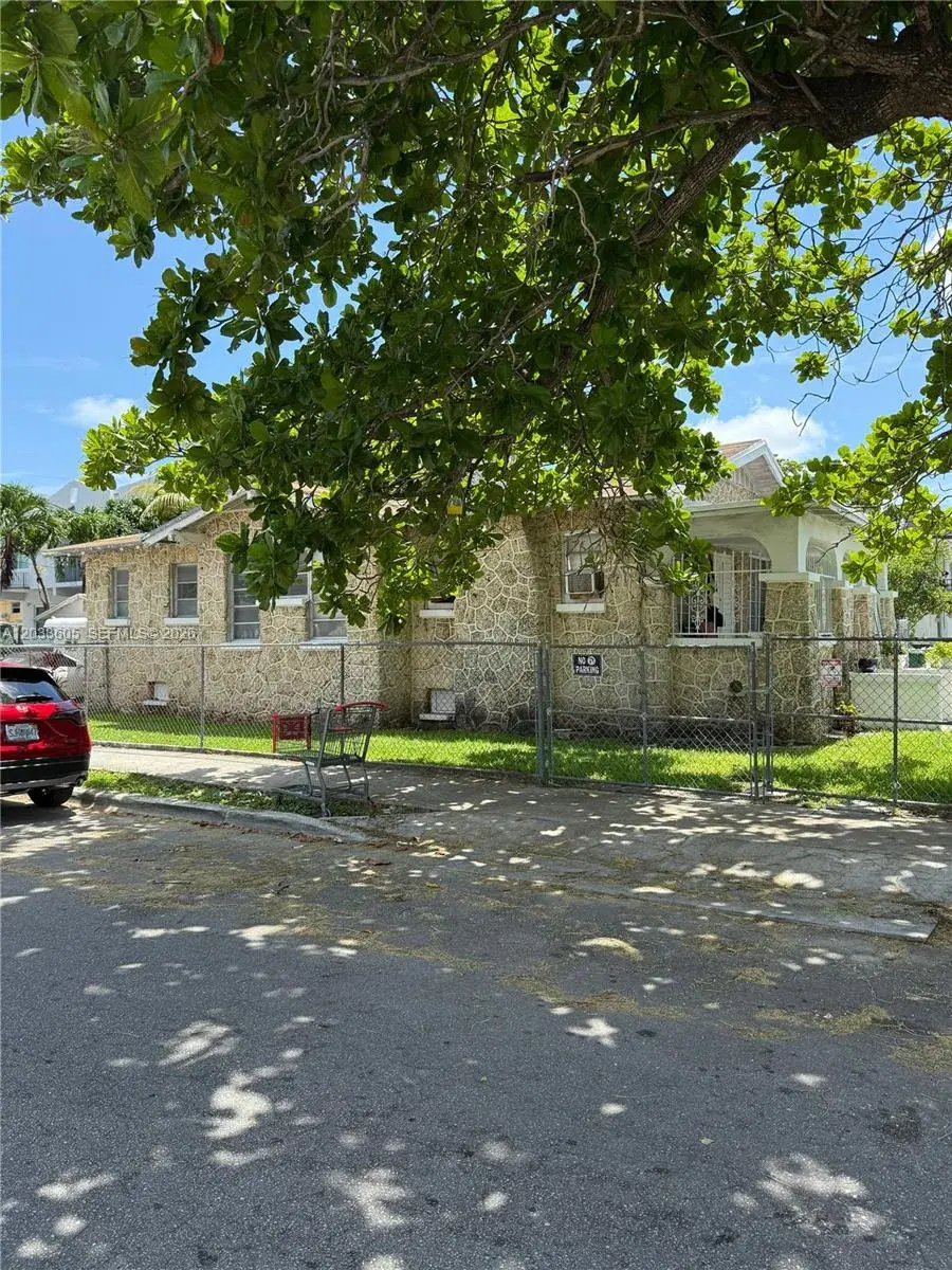 1269 NW 4th St, Miami FL 33125