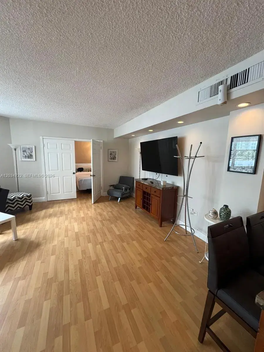 905 Brickell Bay Dr # 1422, Miami FL 33131