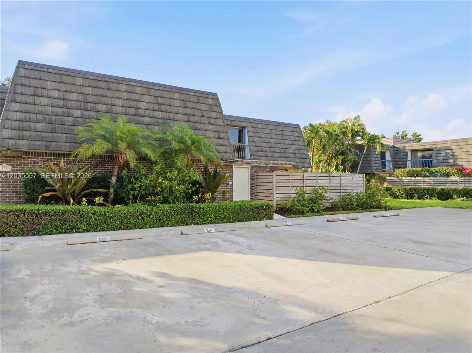 909 9th Ter, Palm Beach Gardens FL 33418