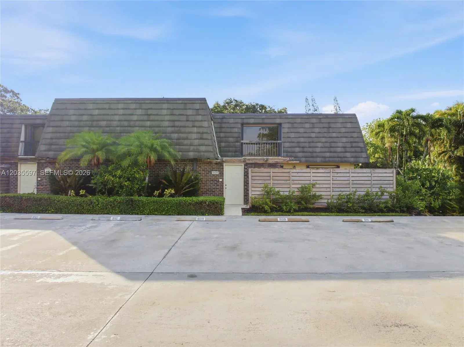 909 9th Ter, Palm Beach Gardens FL 33418