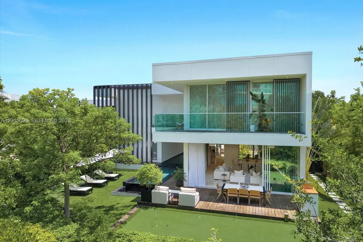 810 W 47 CT, Miami Beach FL 33140
