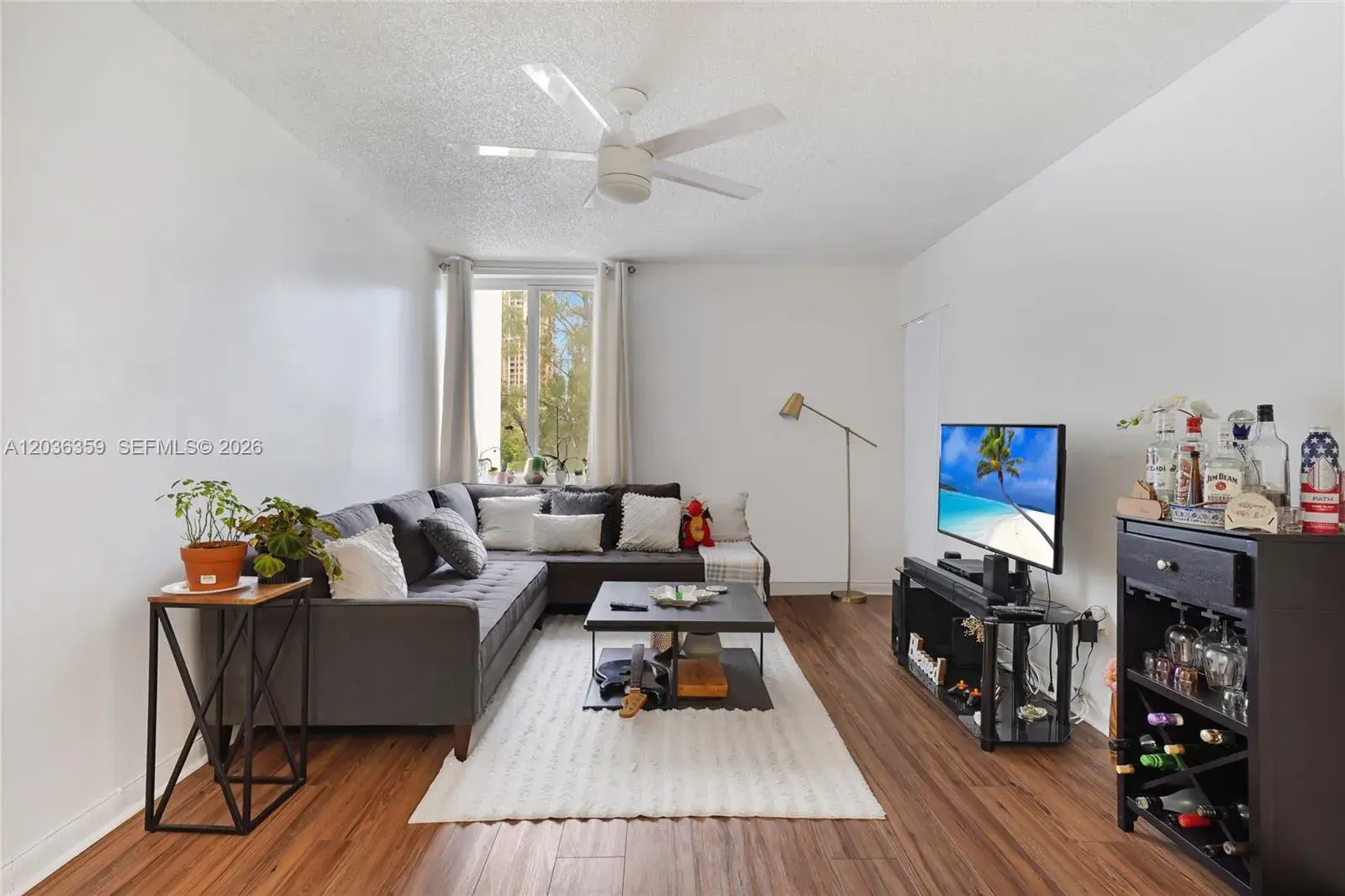 1 bedroom 1 bath for sale at 250 180th Dr # 407, Sunny Isles Beach FL 33160