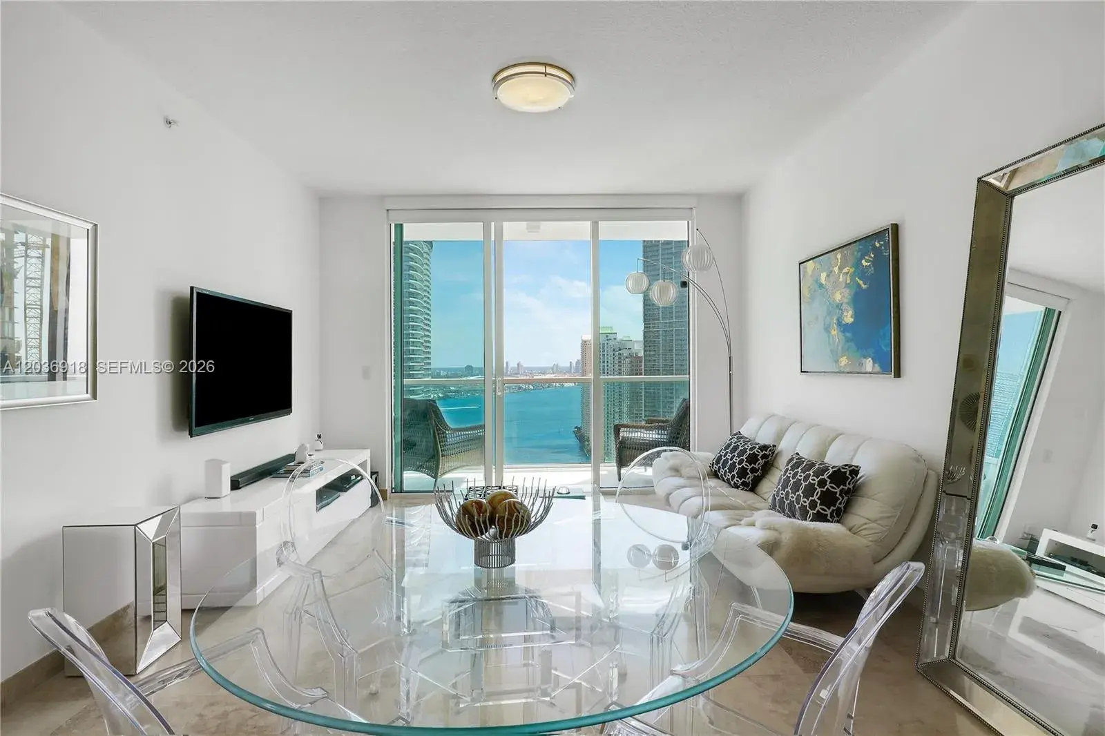 3 bedroom 2 bath Residential Lease for rent at 31 SE 5th St # 3812, Miami FL 33131