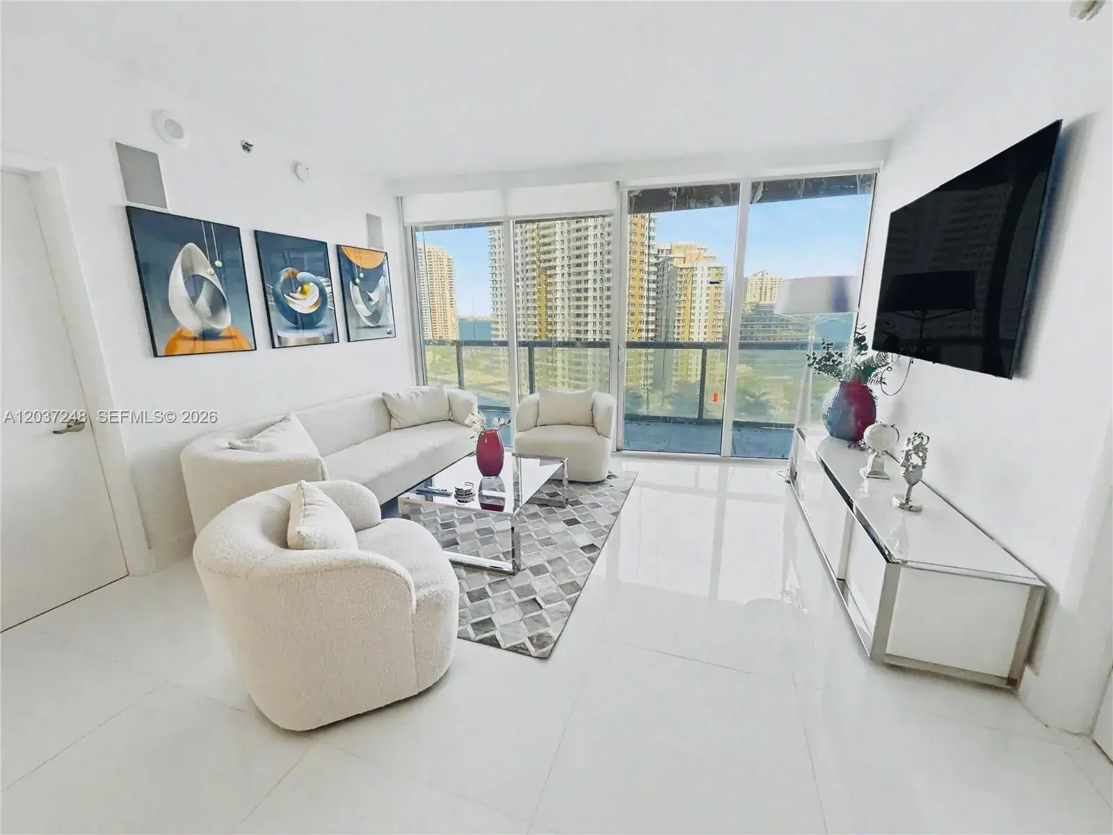 2 bedroom 2 bath Residential Lease for rent at 465 Brickell Ave # 1605, Miami FL 33131