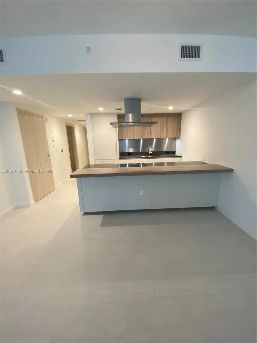1 bedroom 2 bath Residential Lease for rent at 1000 Brickell Plaza # 2007, Miami FL 33131