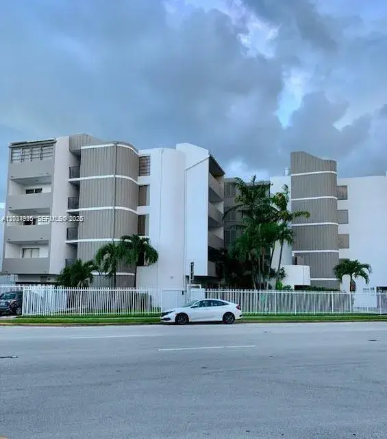 1 bedroom 1 bath for sale at 2000 Biarritz Dr, Miami Beach FL 33141
