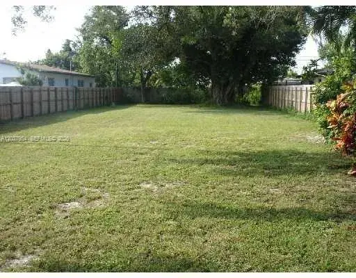 2434 Pierce St, Hollywood FL 33020