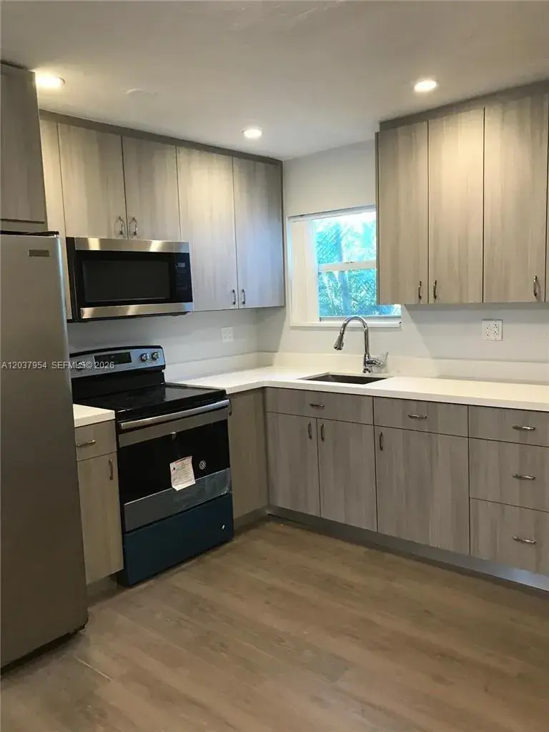 2434 Pierce St, Hollywood FL 33020