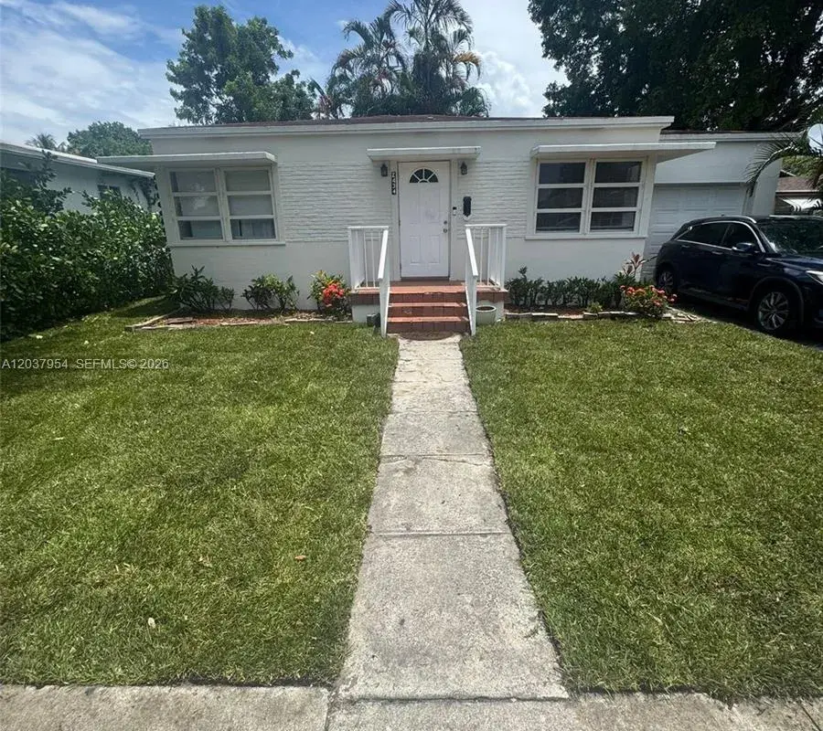 2434 Pierce St, Hollywood FL 33020
