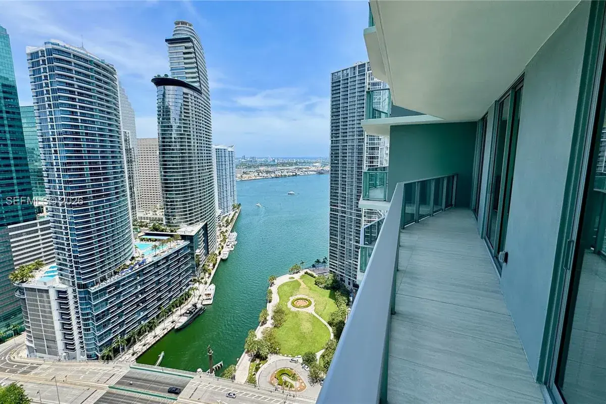 77 SE 5th St # 4002, Miami FL 33131