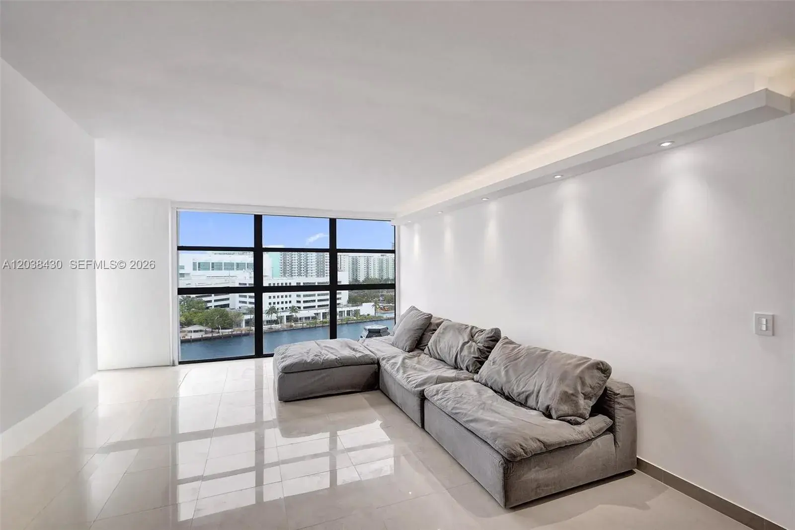 1 bedroom 1 bath Residential for sale at 400 Leslie Dr # 1022, Hallandale Beach FL 33009