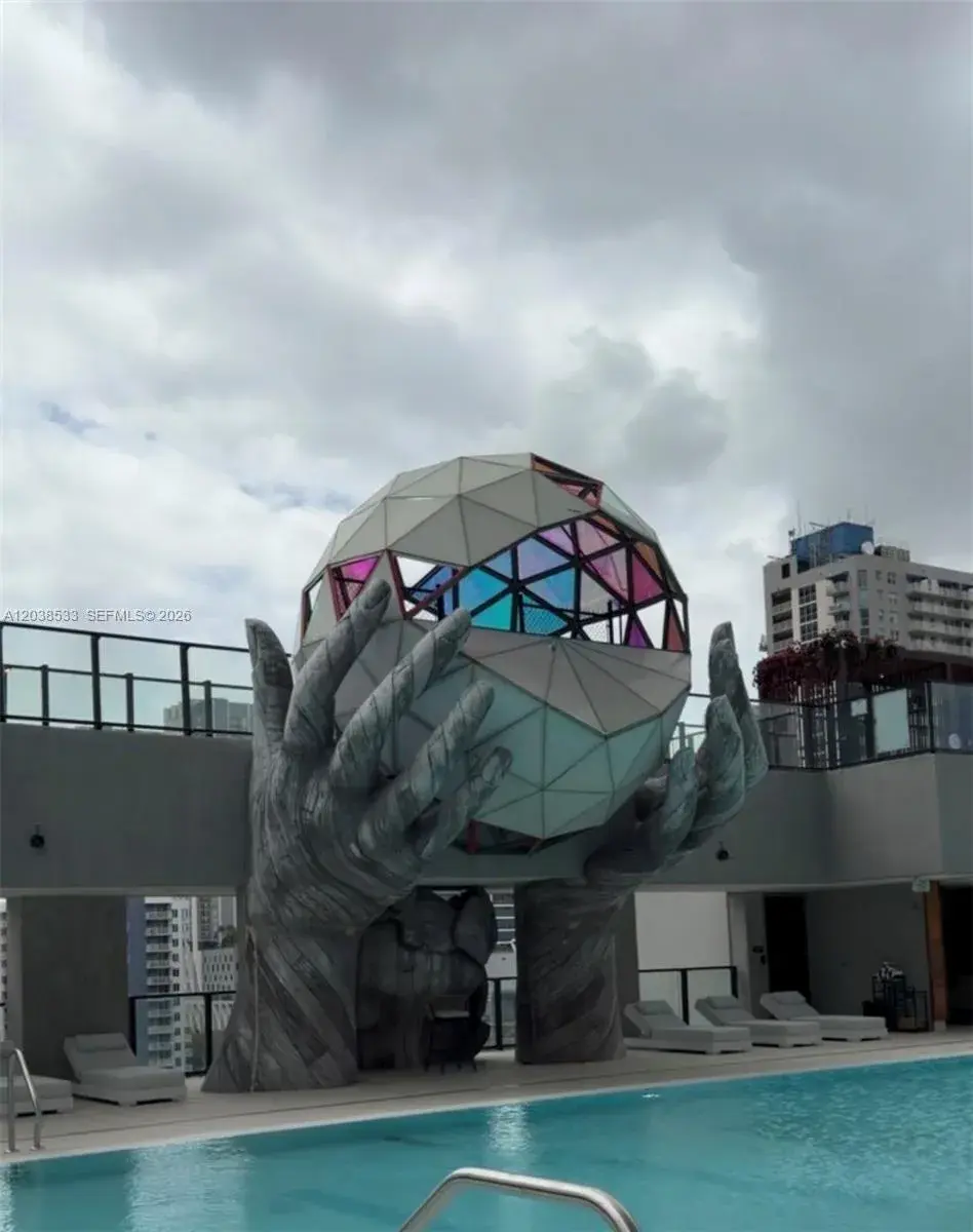 1 bedroom 1 bath for sale at 20 NE 11th st # 5305, Miami FL 33132