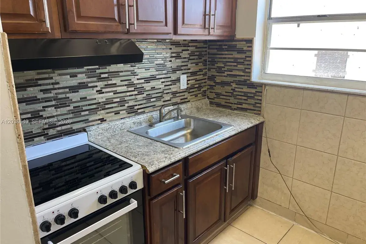 1043 NW 2nd St # 14, Miami FL 33128