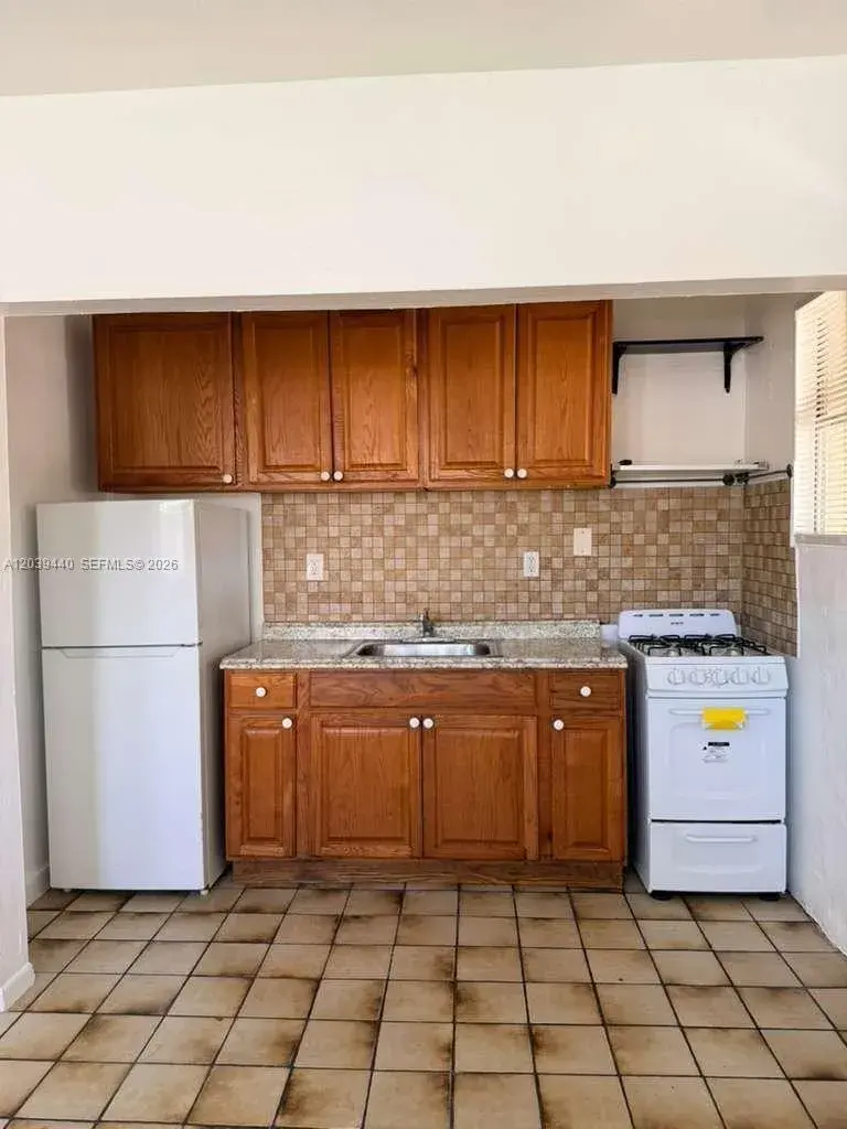 1 bedroom 1 bath Residential Lease for rent at 1844 Taft St # 5, Hollywood FL 33020