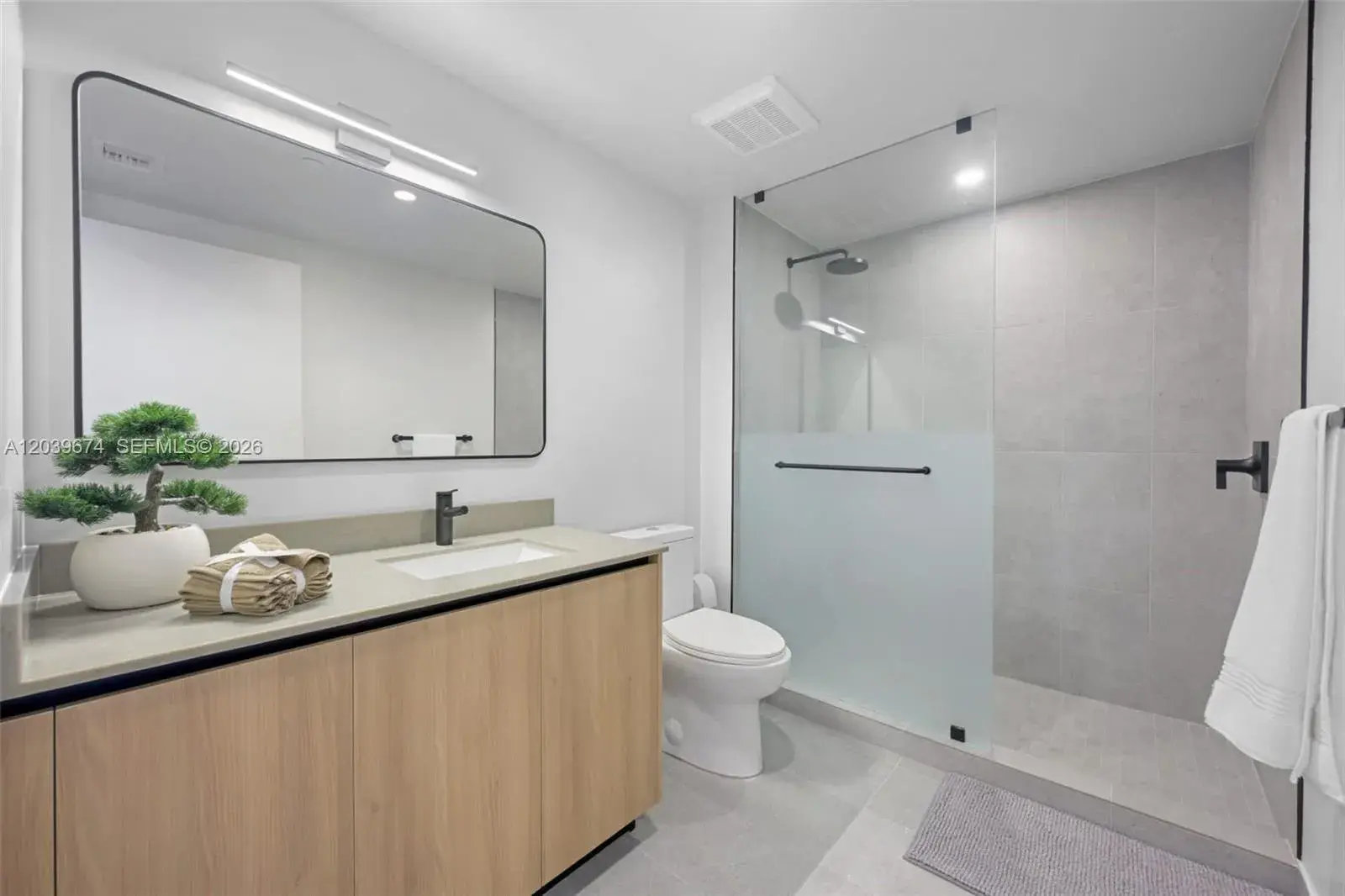 121 NE 5th St # 2408, Miami FL 33132