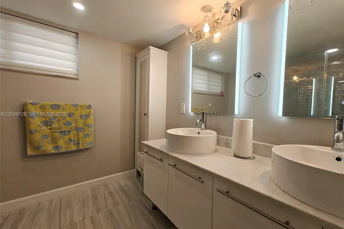 601 Ives Dairy Rd # 8, Miami FL 33179