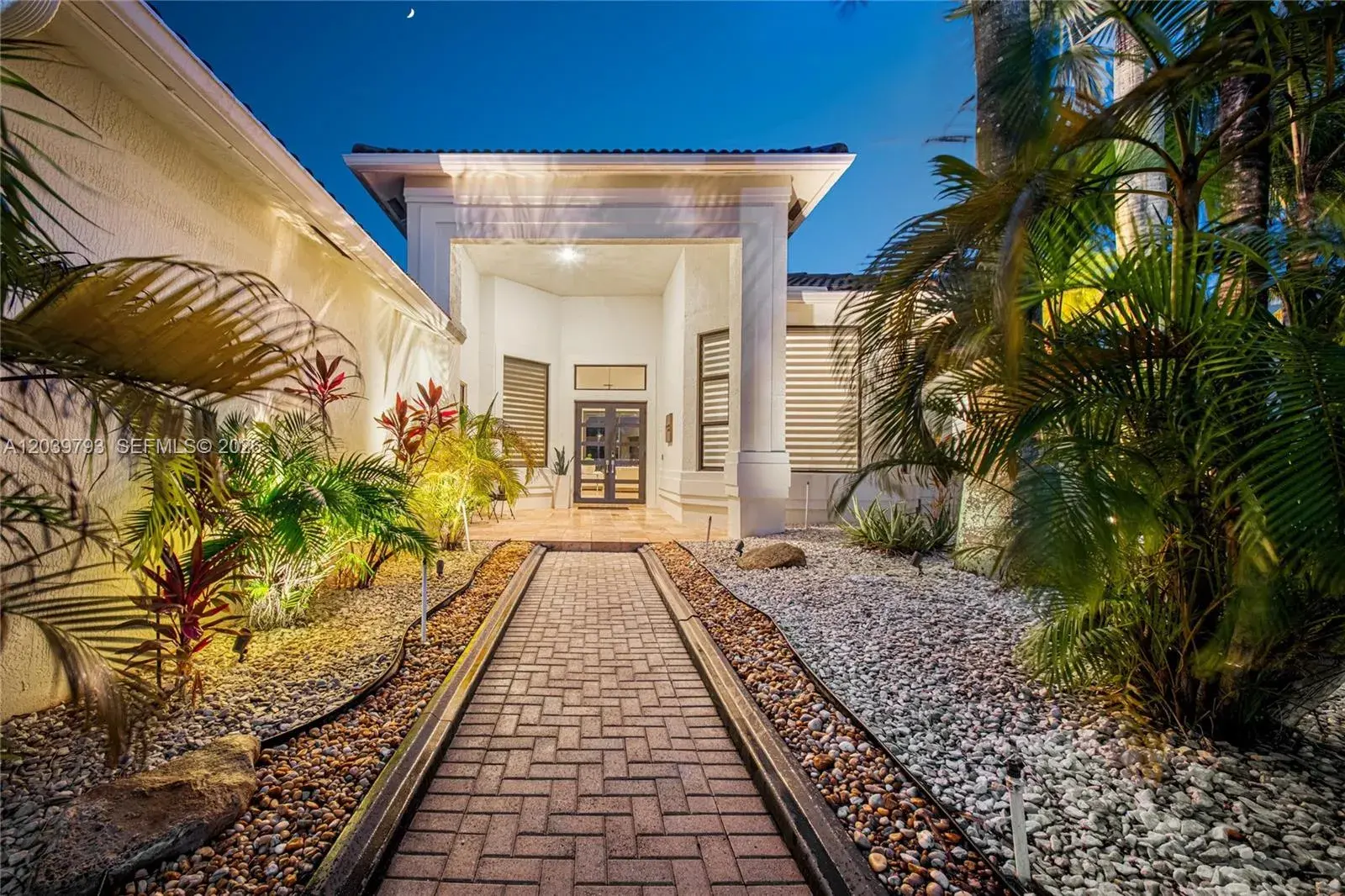 5 bedroom 3 bath for sale at 935 Gulfstream Ct, Weston FL 33327
