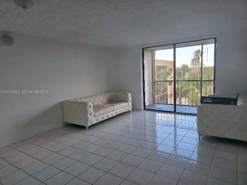 8635 NW 8th St # 423, Miami FL 33126