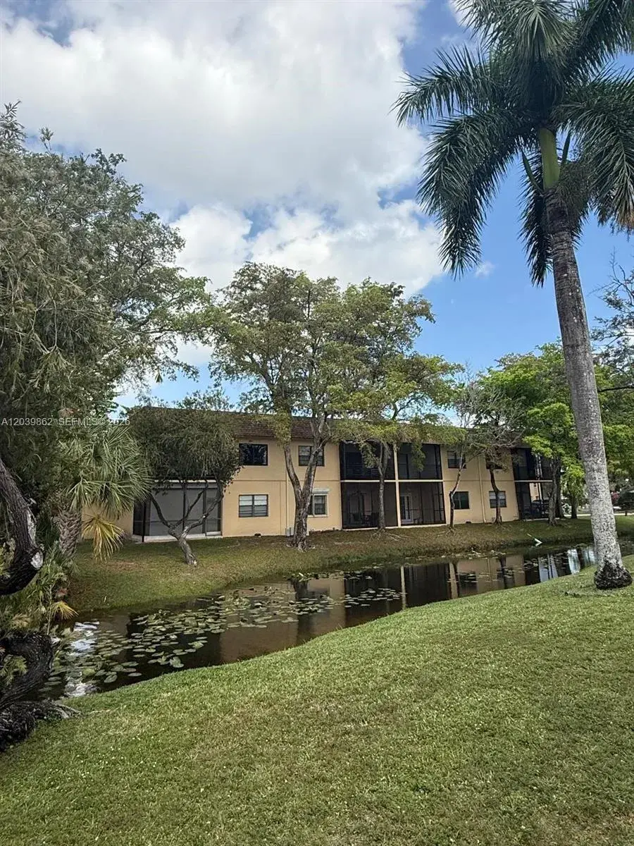 2 bedroom 2 bath Residential Lease for rent at 2 Briarwood Cir # 212, Hollywood FL 33024