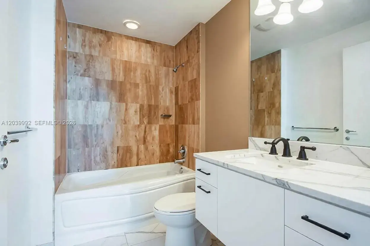 300 S Biscayne Blvd # 0, Miami FL 33131
