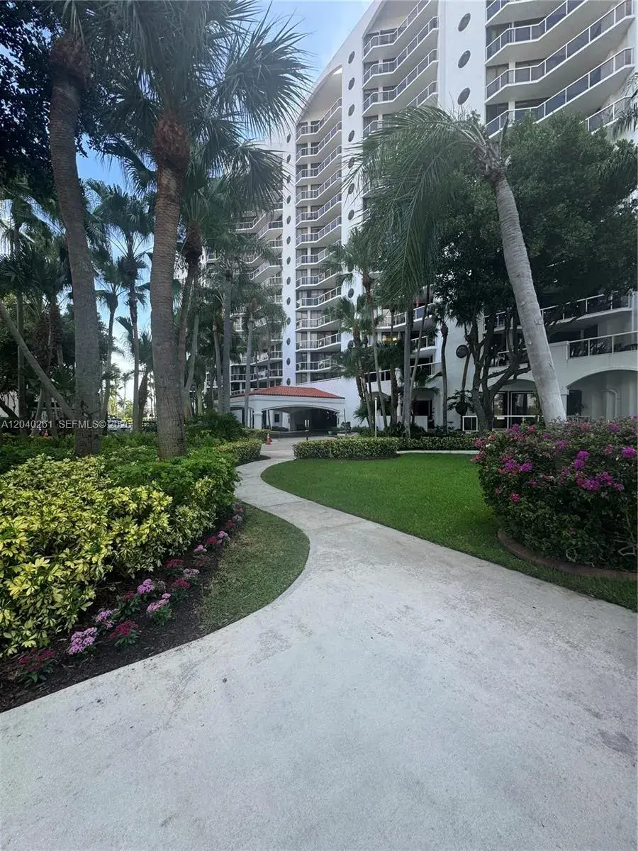 2 bedroom 2 bath Residential for sale at 3610 Yacht Club Dr # 215, Aventura FL 33180