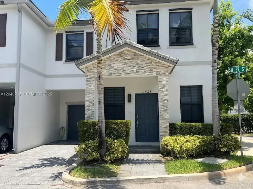 3 bedroom 2 bath Residential Lease for rent at 1523 SW 29th St # 1523, Fort Lauderdale FL 33315
