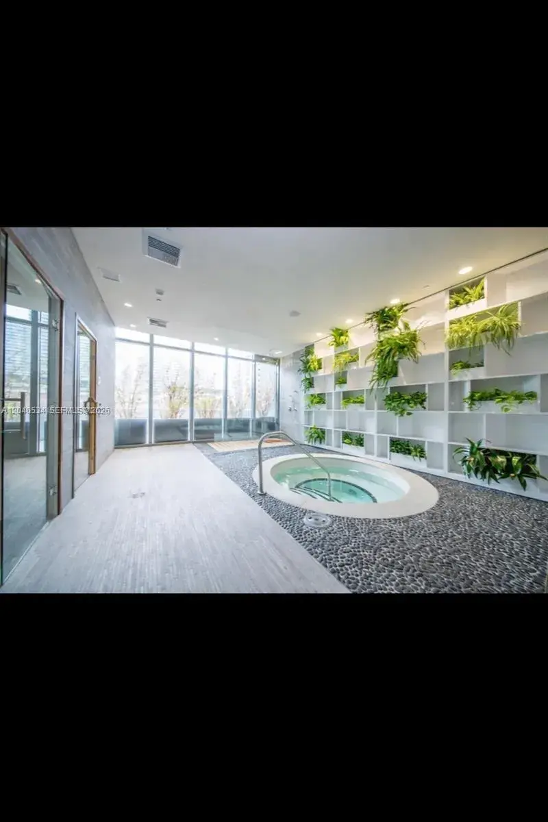 45 SW 9th St # 1004, Miami FL 33130