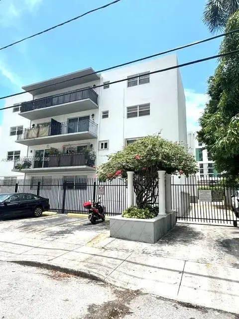 444 SW 4th St # 404, Miami FL 33130