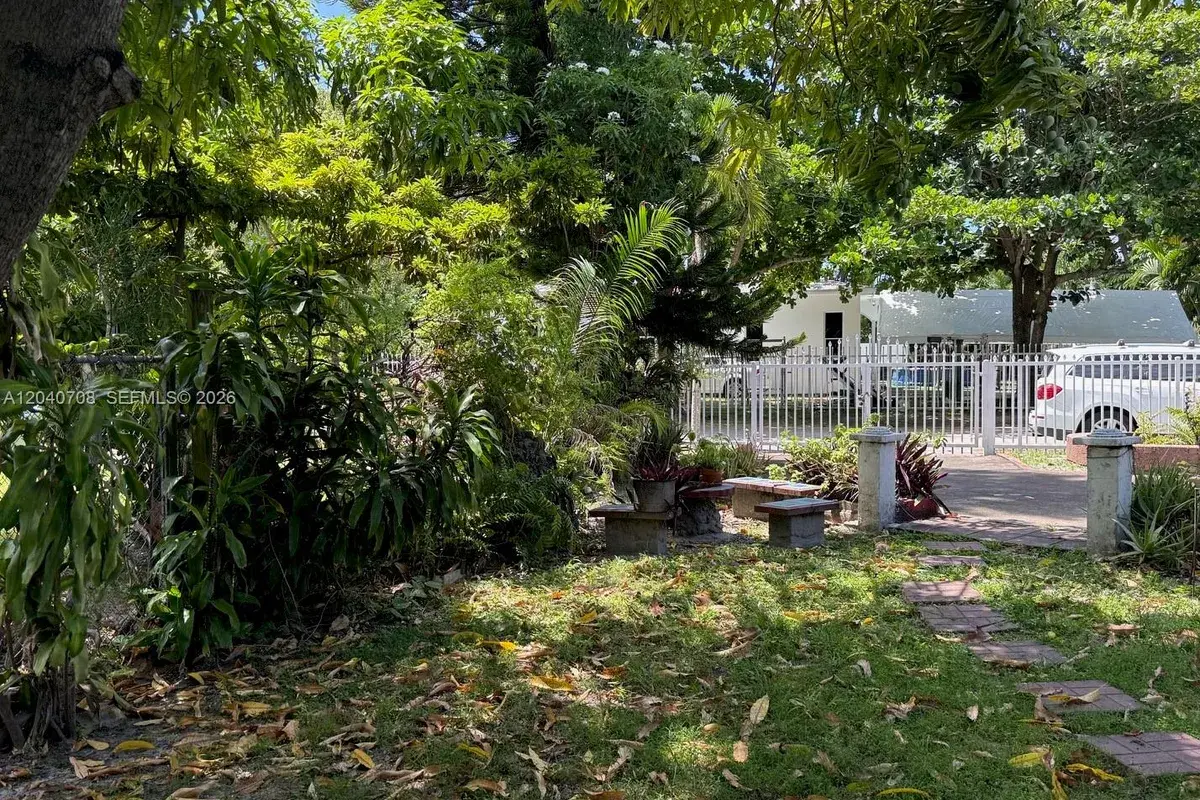 12600 Country Club Ln, Miami FL 33167