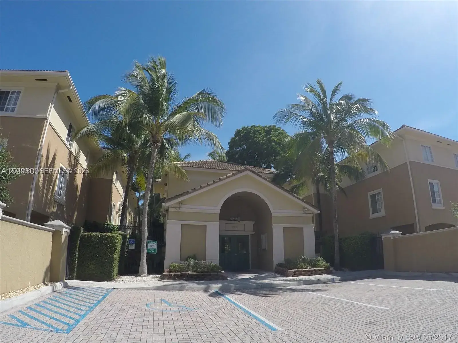 1 bedroom 1 bath Residential for sale at 2921 NE 185th St # 1202, Aventura FL 33180