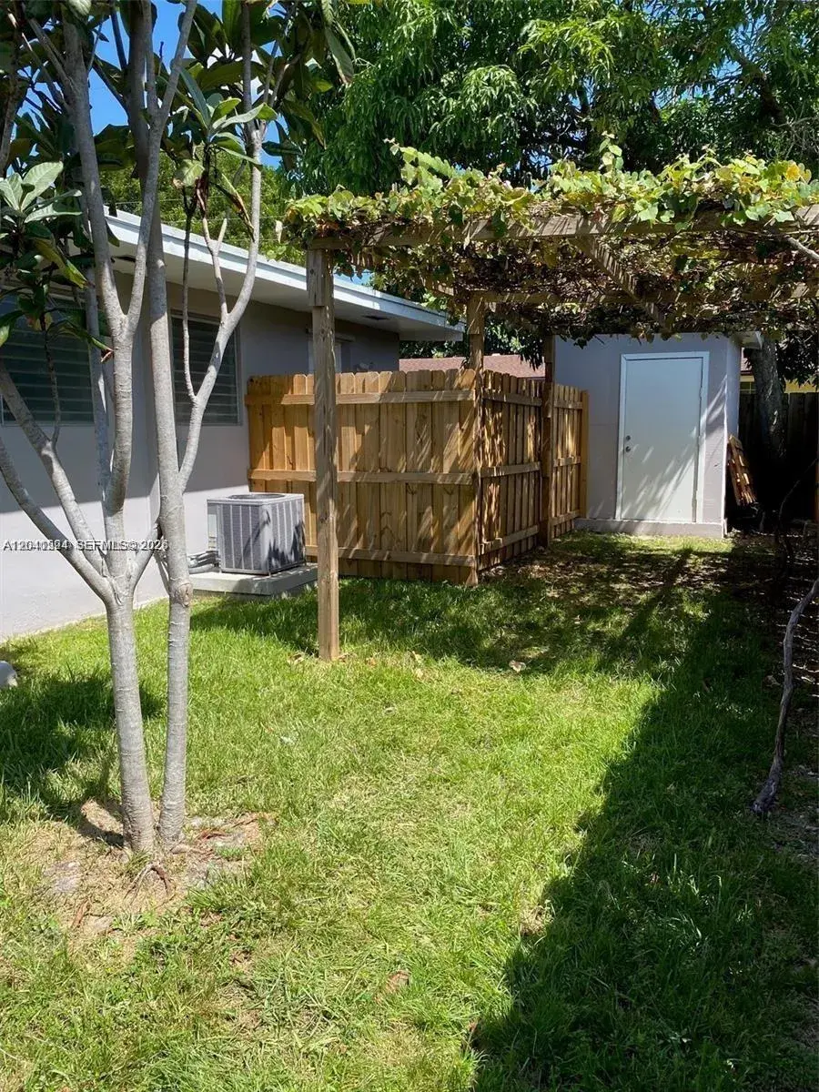 1005 NE 2nd St # 1, Hallandale Beach FL 33009