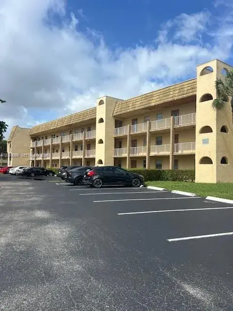 1 bedroom 1 bath Residential for sale at 8285 Sunrise Lakes Blvd # 106, Sunrise FL 33322