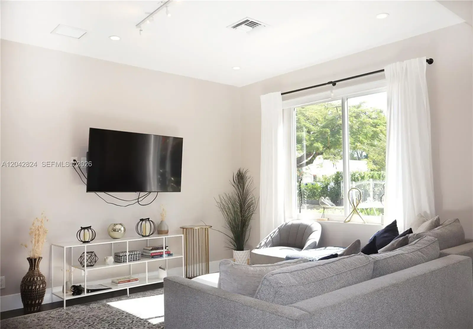 3 bedroom 2 bath Residential Lease for rent at 513 SW 18th Ct # 1, Fort Lauderdale FL 33315